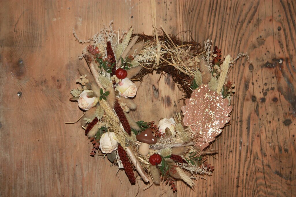 Couronne d&rsquo;Automne – Le petit champignon et les petites citrouilles au milieu des fleurs