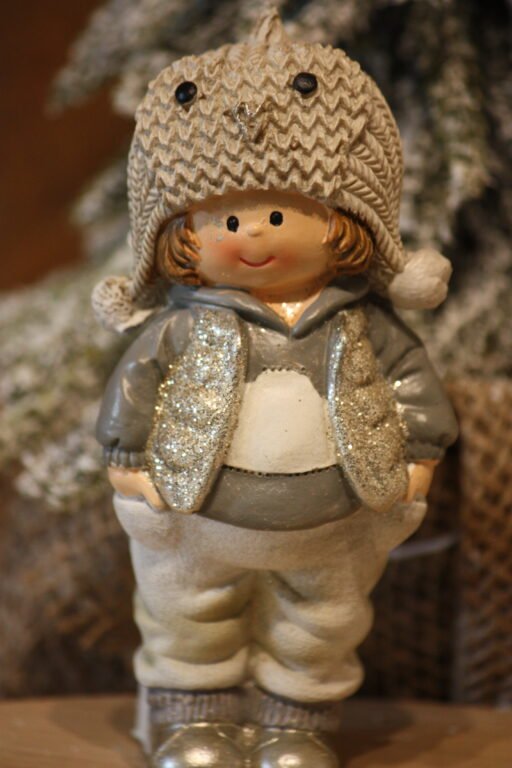 Personnage de Noël - Le garçon avec son bonnet d'hiver et son paquet cadeau – Image 2