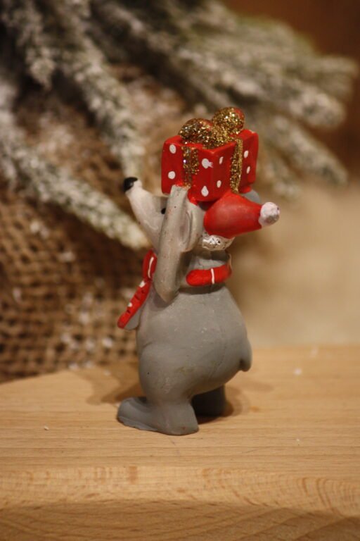 Personnage de Noël - La petite souris avec son petit cadeau – Image 3