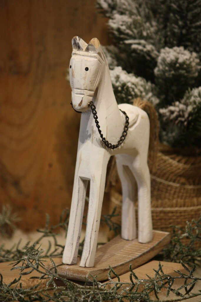 Personnage de décoration – Le cheval à bascule en bois cérusé blanc