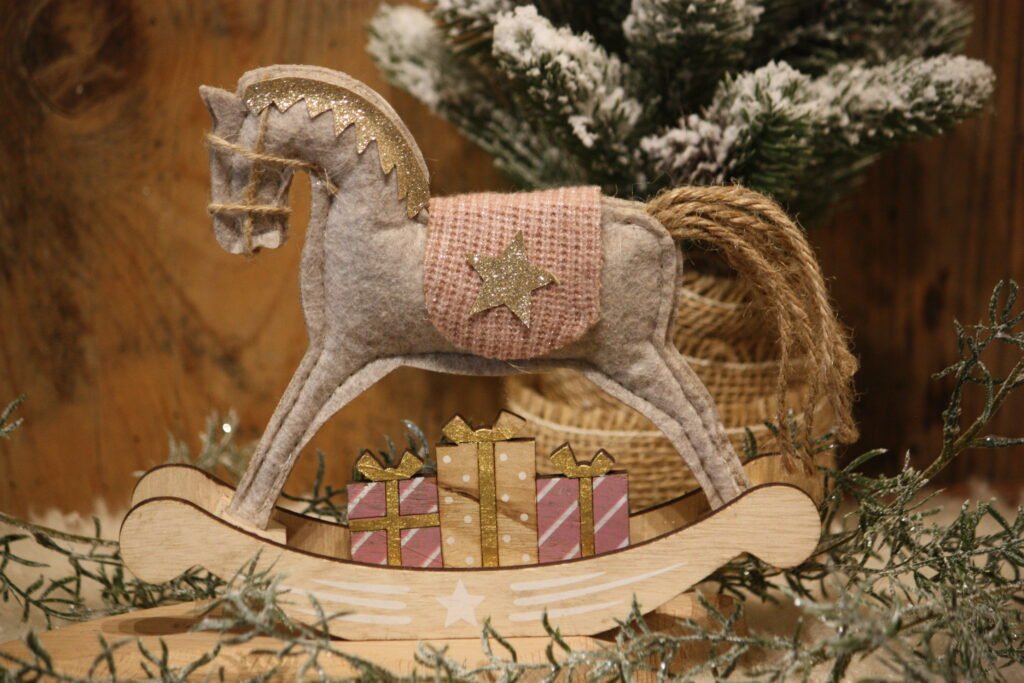 Personnage de Noël – Le cheval beige à bascule avec ses paquets cadeaux