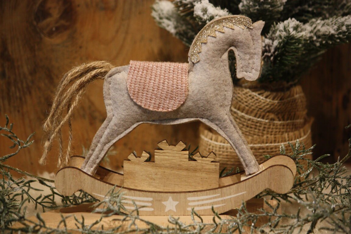 Personnage de Noël - Le cheval beige à bascule avec ses paquets cadeaux – Image 2