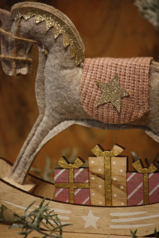 Personnage de Noël - Le cheval beige à bascule avec ses paquets cadeaux – Image 3