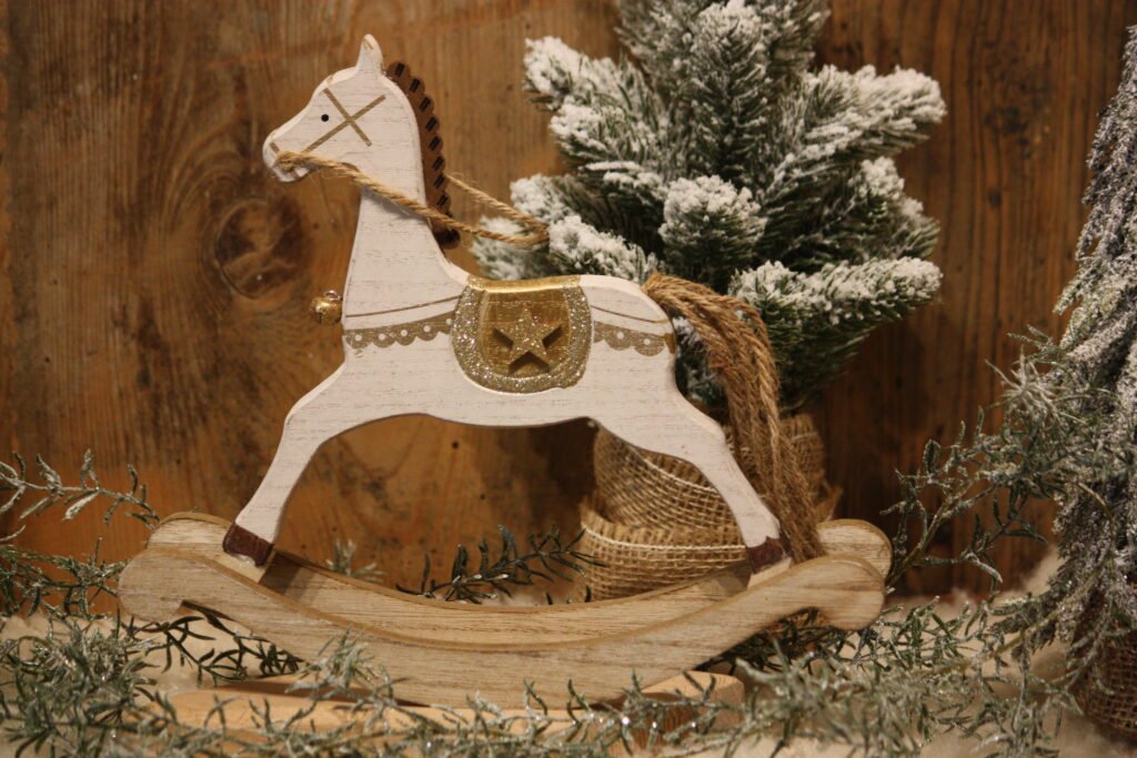 Personnage de Noël – Le cheval blanc avec sa petite clochette