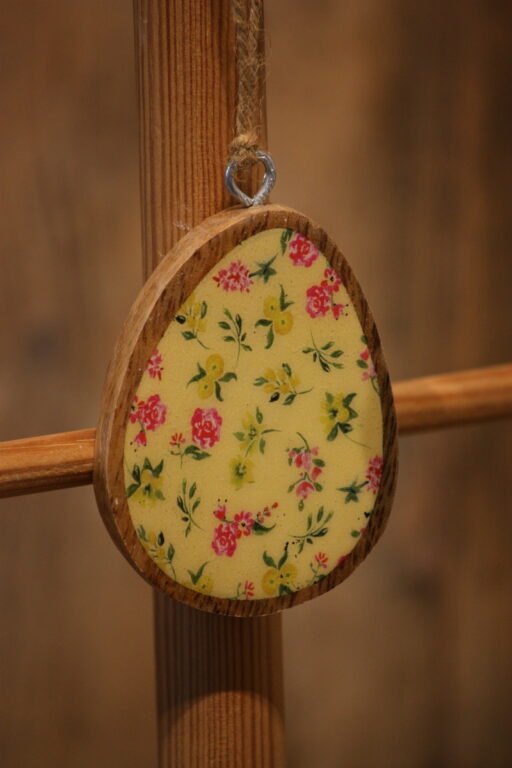 Suspension de Pâques - Oeuf en bois, Bouquet de fleurs sur fond jaune