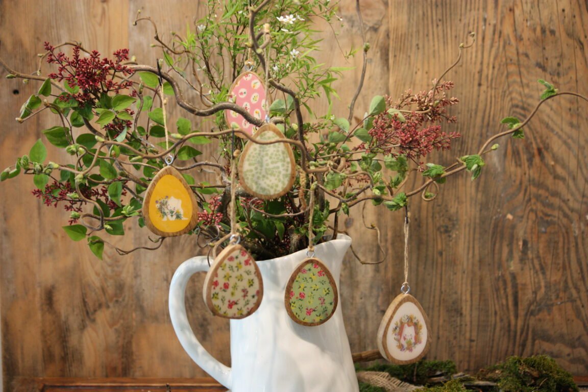 Suspension de Pâques - Oeuf en bois, Bouquet de fleurs sur fond jaune – Image 3