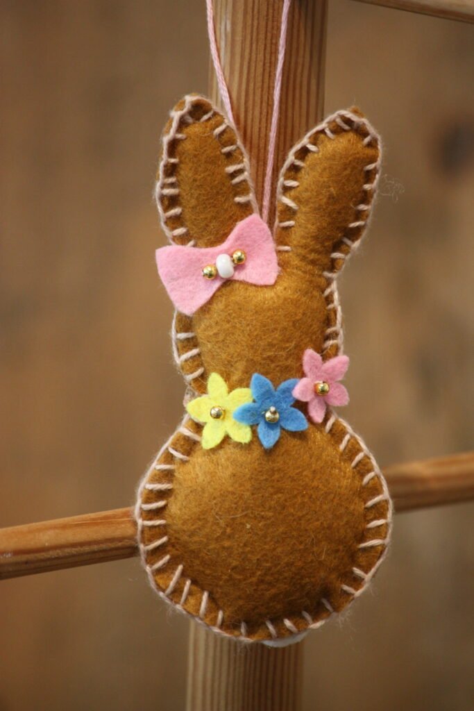 Suspension de Pâques – Lapin de Pâques en feutrine moutarde décoré de fleurs – 2