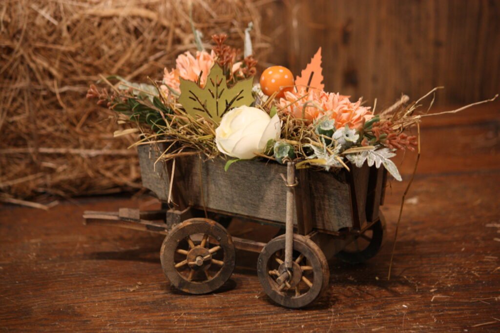 Décoration automnale – La petite charrette avec ses feuilles d’automne
