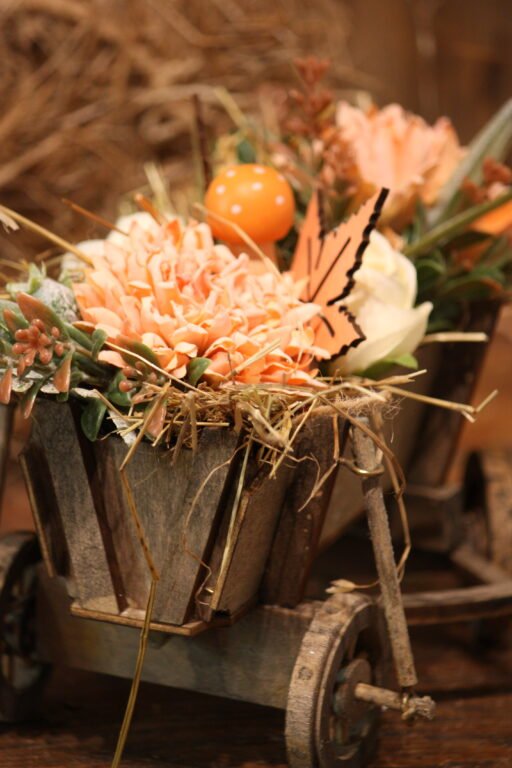 Décoration automnale - La petite charrette avec ses feuilles d'automne – Image 2