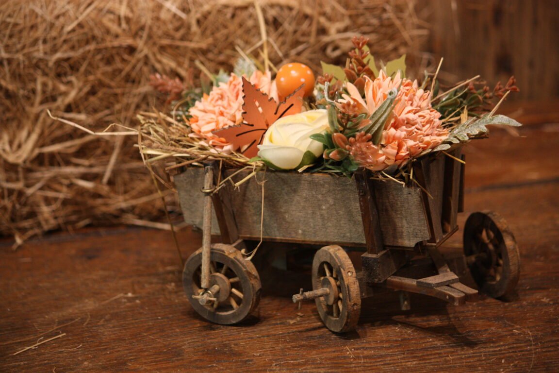 Décoration automnale - La petite charrette avec ses feuilles d'automne – Image 3