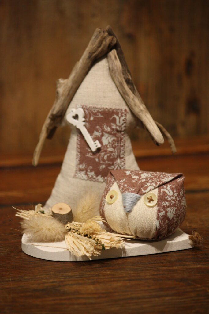 Décoration automnale – La petite maison bleu chocolat et le petit hibou