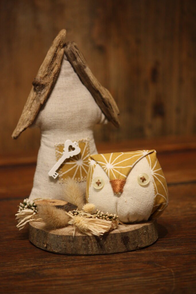 Décoration automnale – La petite maison jaune et le petit hibou