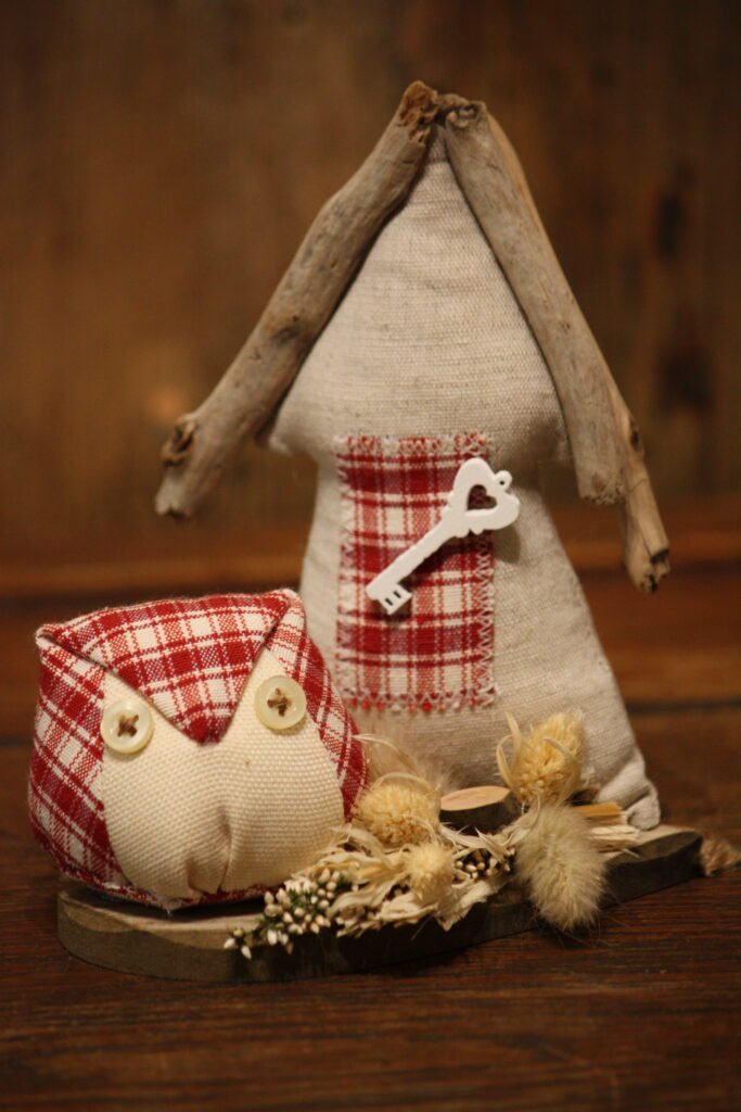 Décoration automnale – La petite maison rouge et blanc avec le petit hibou