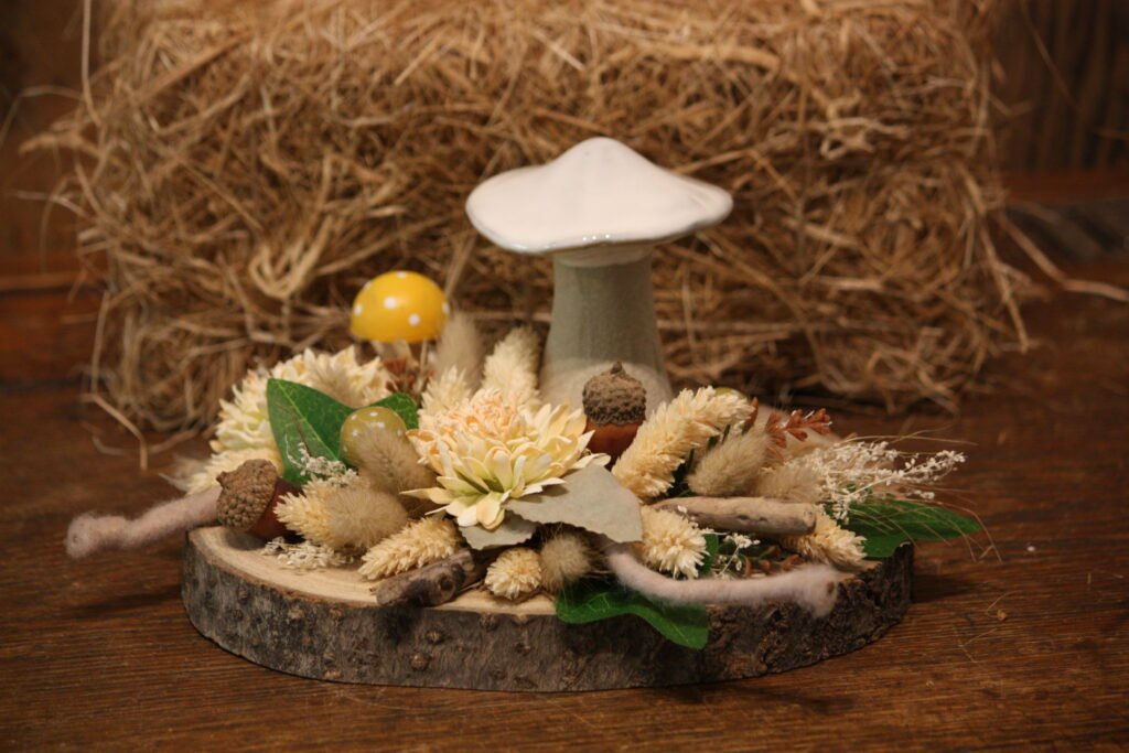 Décoration automnale – Le petit champignon blanc et les fleurs d’automne