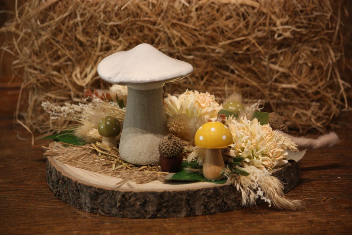 Décoration automnale - Le petit champignon blanc et les fleurs d'automne – Image 3