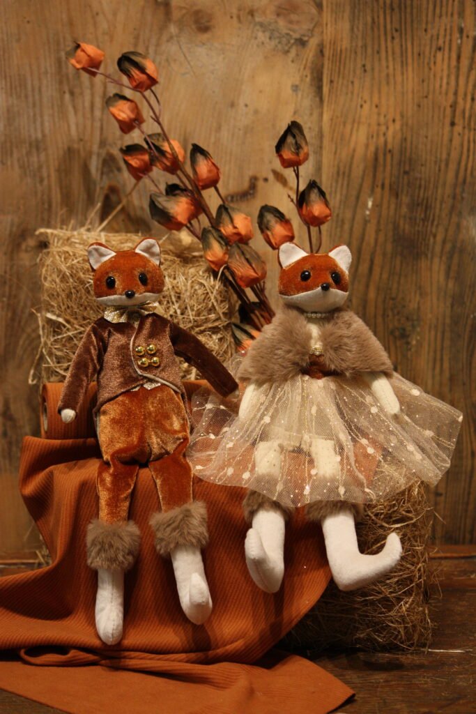 Personnage d’Automne – Le renard élégant assis