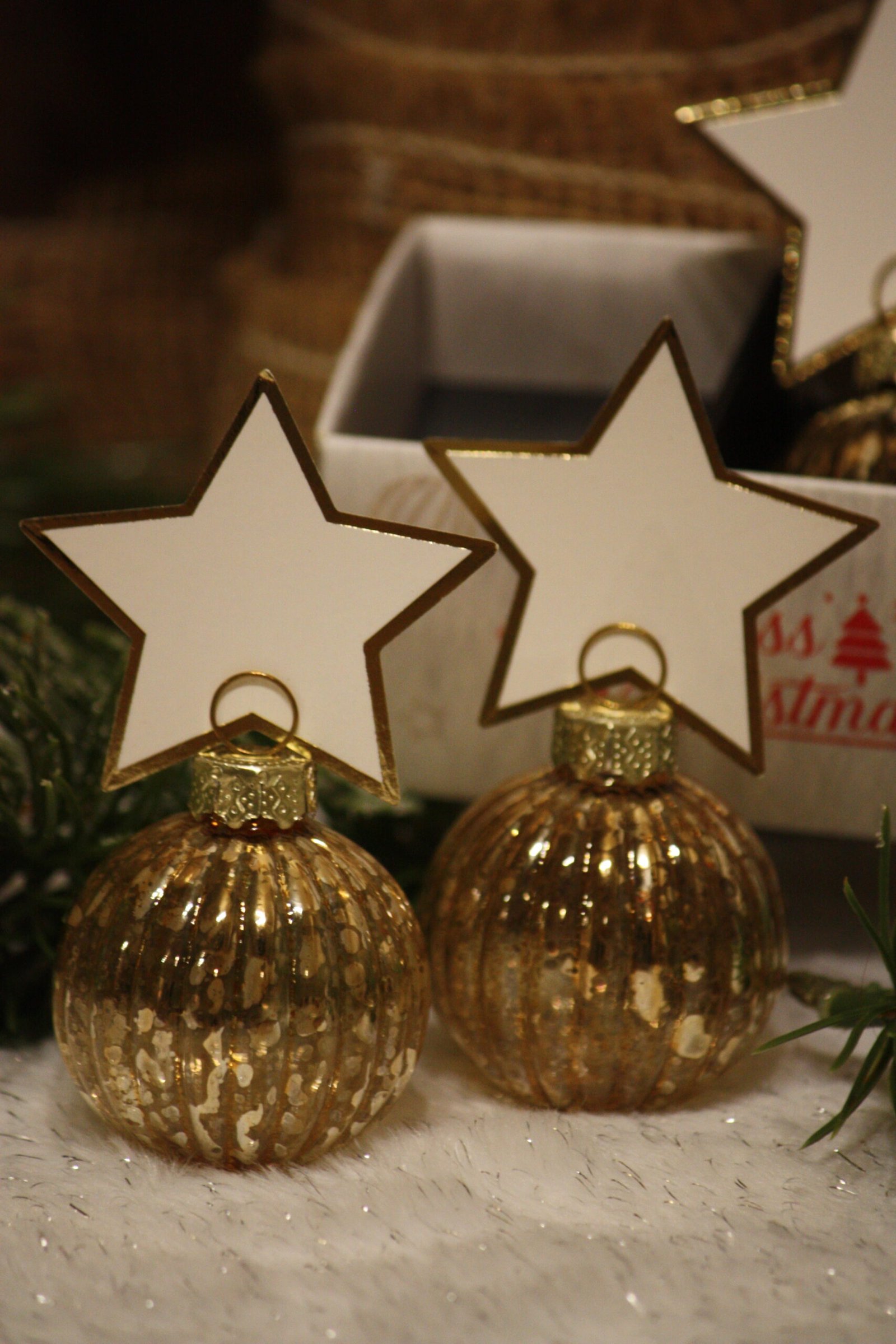 Décor de Noël - 4 Boules de Noël dorées marque place – Image 2