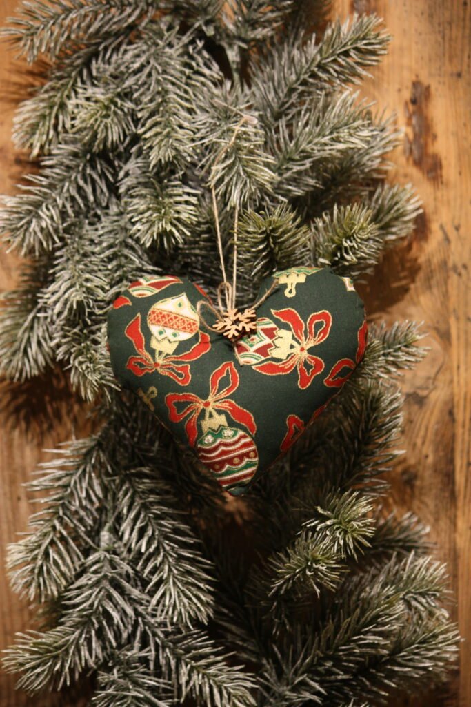 Suspension de Noël – Coeur vert avec motif boules de Noël