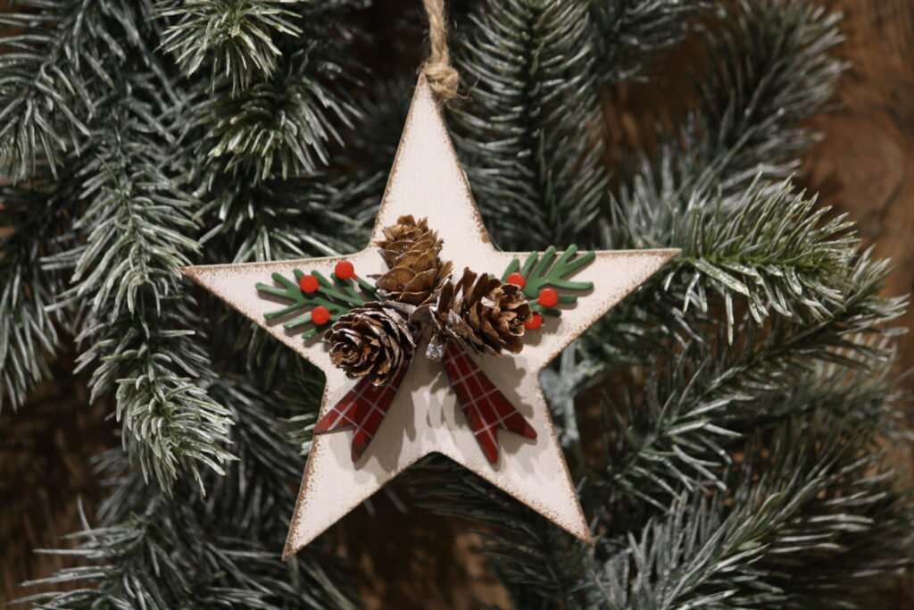 Suspension de noël – Etoile et pommes de pin