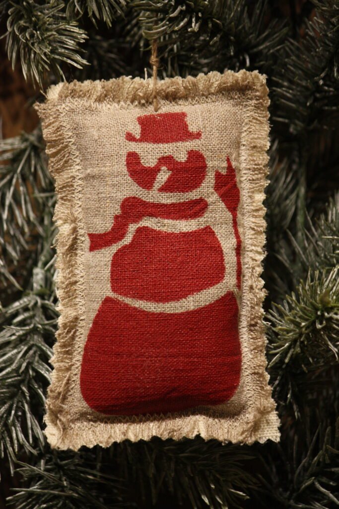 Petit coussin – Le bonhomme de neige en rouge