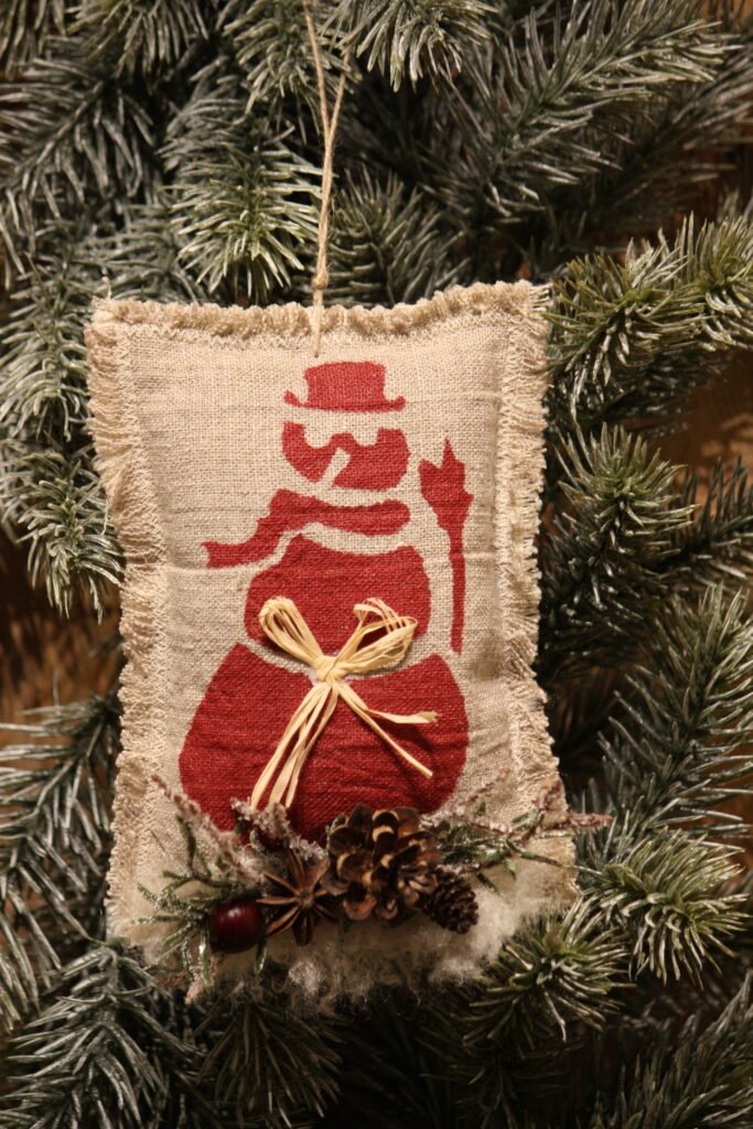 Petit coussin – Le bonhomme de neige et la badiane