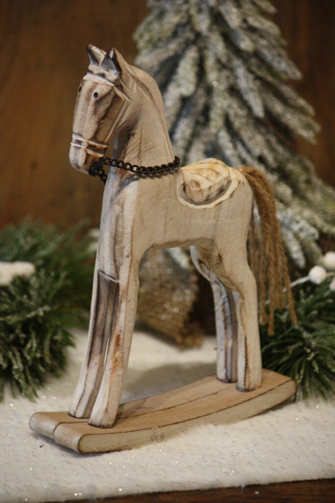 Personnage de décoration – Le cheval à bascule en bois cérusé