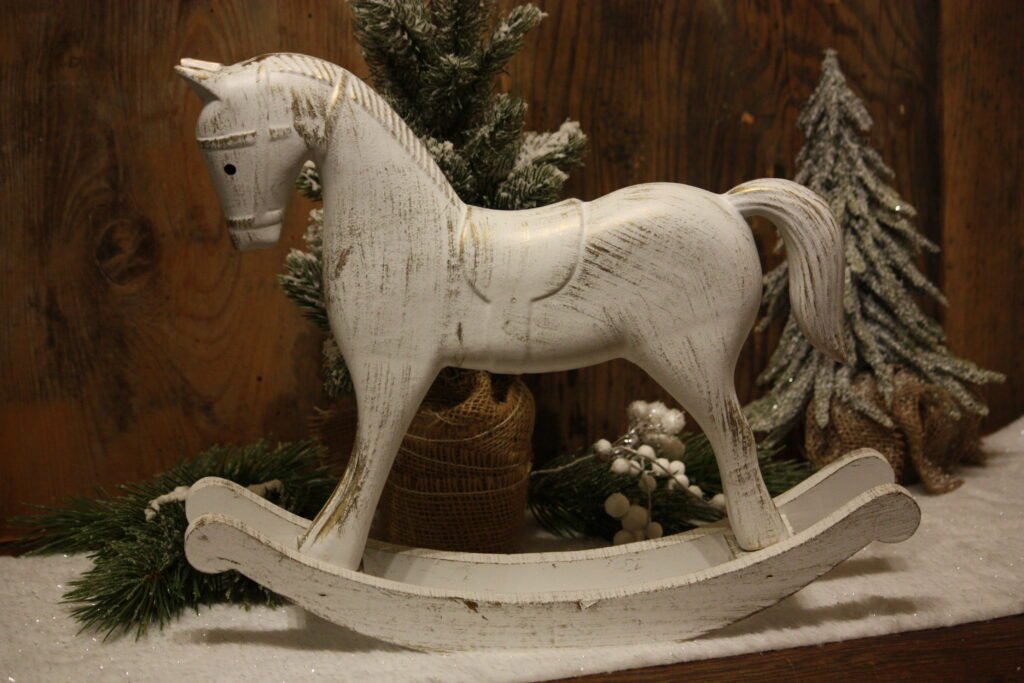 Personnage de Noël – Le cheval à bascule vintage blanc et doré