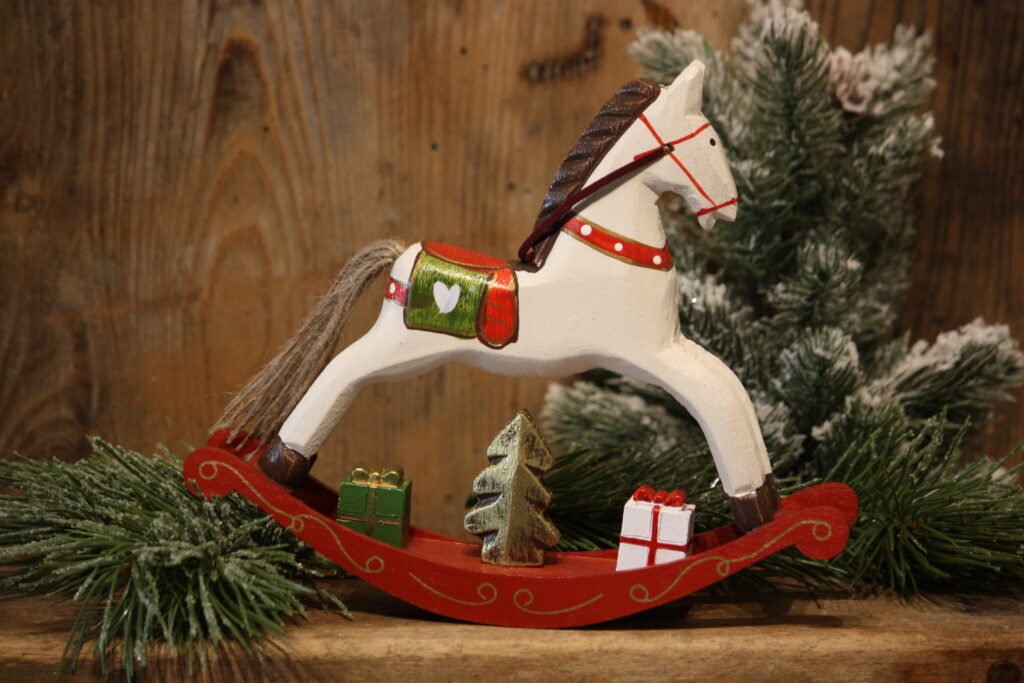 Personnage de Noël – Le cheval blanc à bascule avec ses paquets cadeaux de Noël