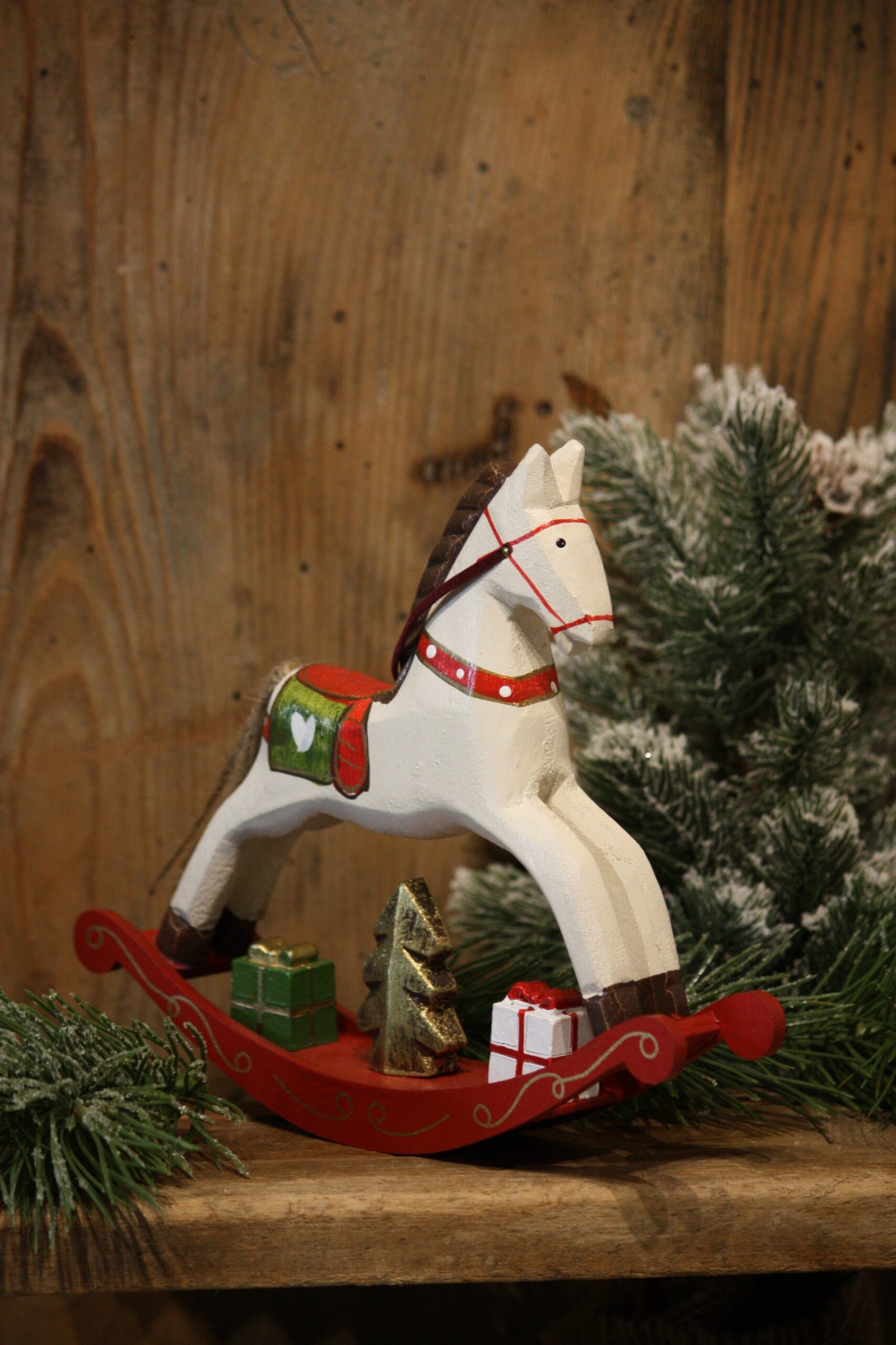 Personnage de Noël - Le cheval blanc à bascule avec ses paquets cadeaux de Noël – Image 2