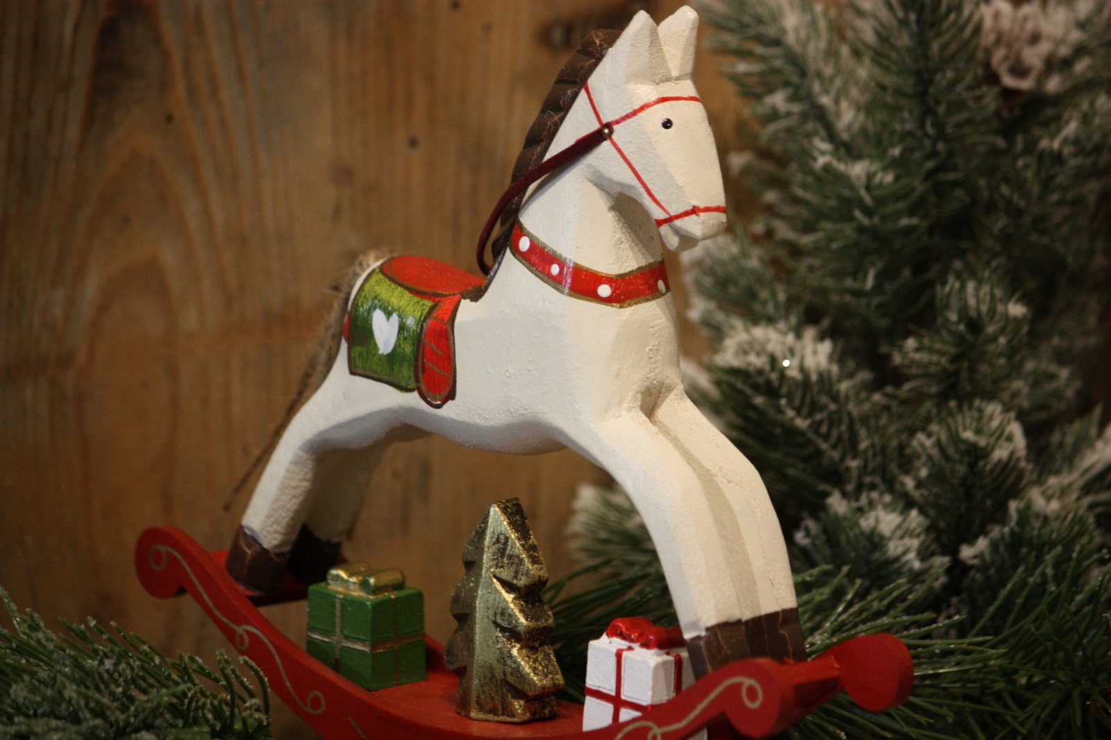 Personnage de Noël - Le cheval blanc à bascule avec ses paquets cadeaux de Noël – Image 3