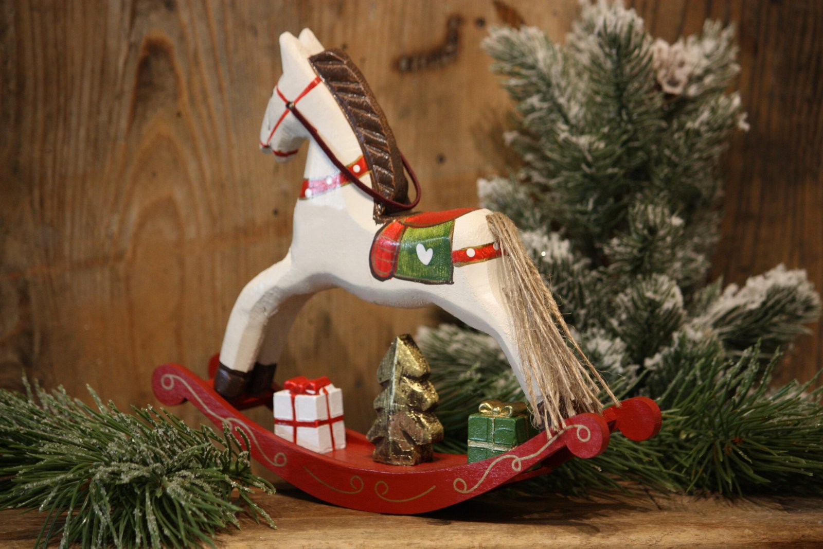 Personnage de Noël - Le cheval blanc à bascule avec ses paquets cadeaux de Noël – Image 4