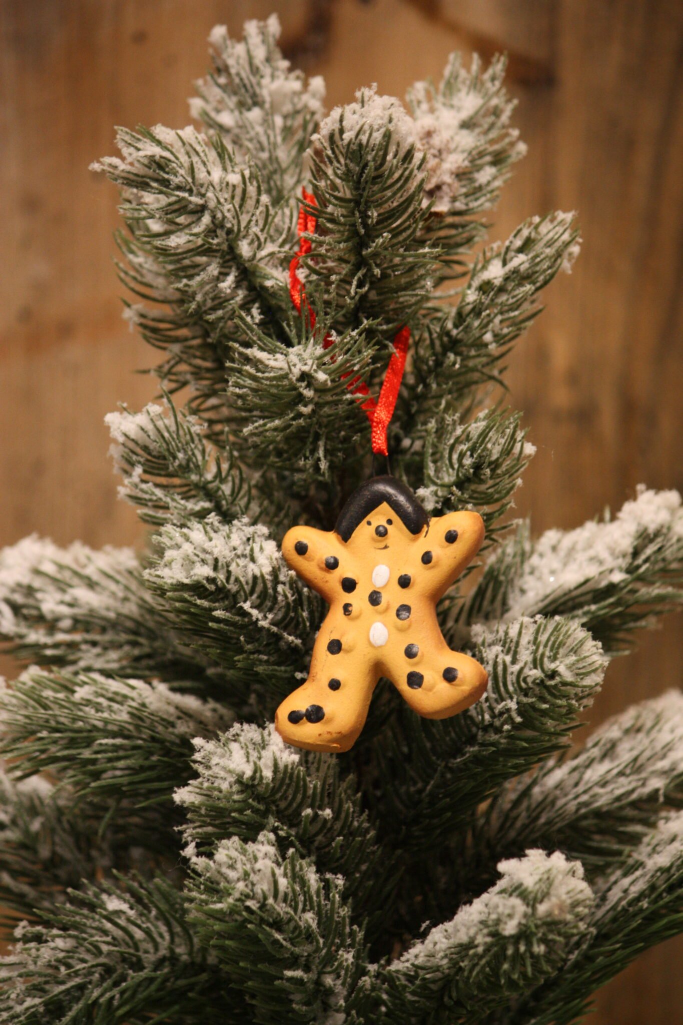 Un Gros Plan D'un Biscuit De Noël En Forme De Bonhomme De Neige Ou De Bonhomme En Pain D'épice