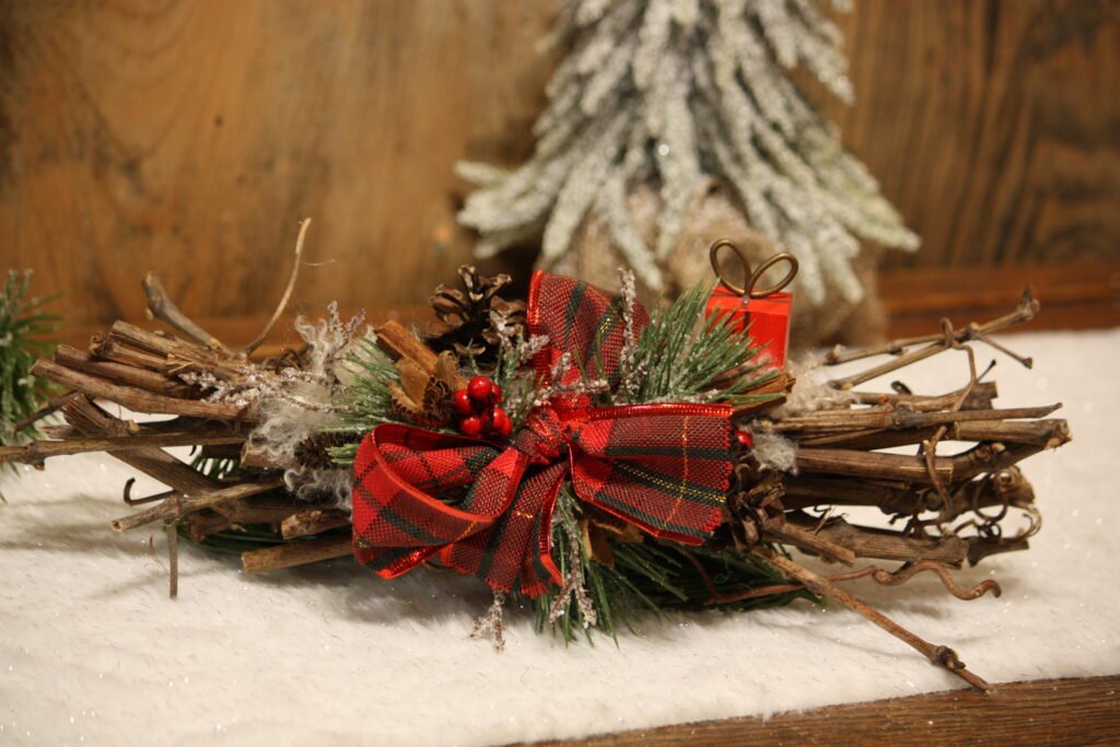 Arrangement de Noël – Le petit fagot avec son paquet cadeau rouge