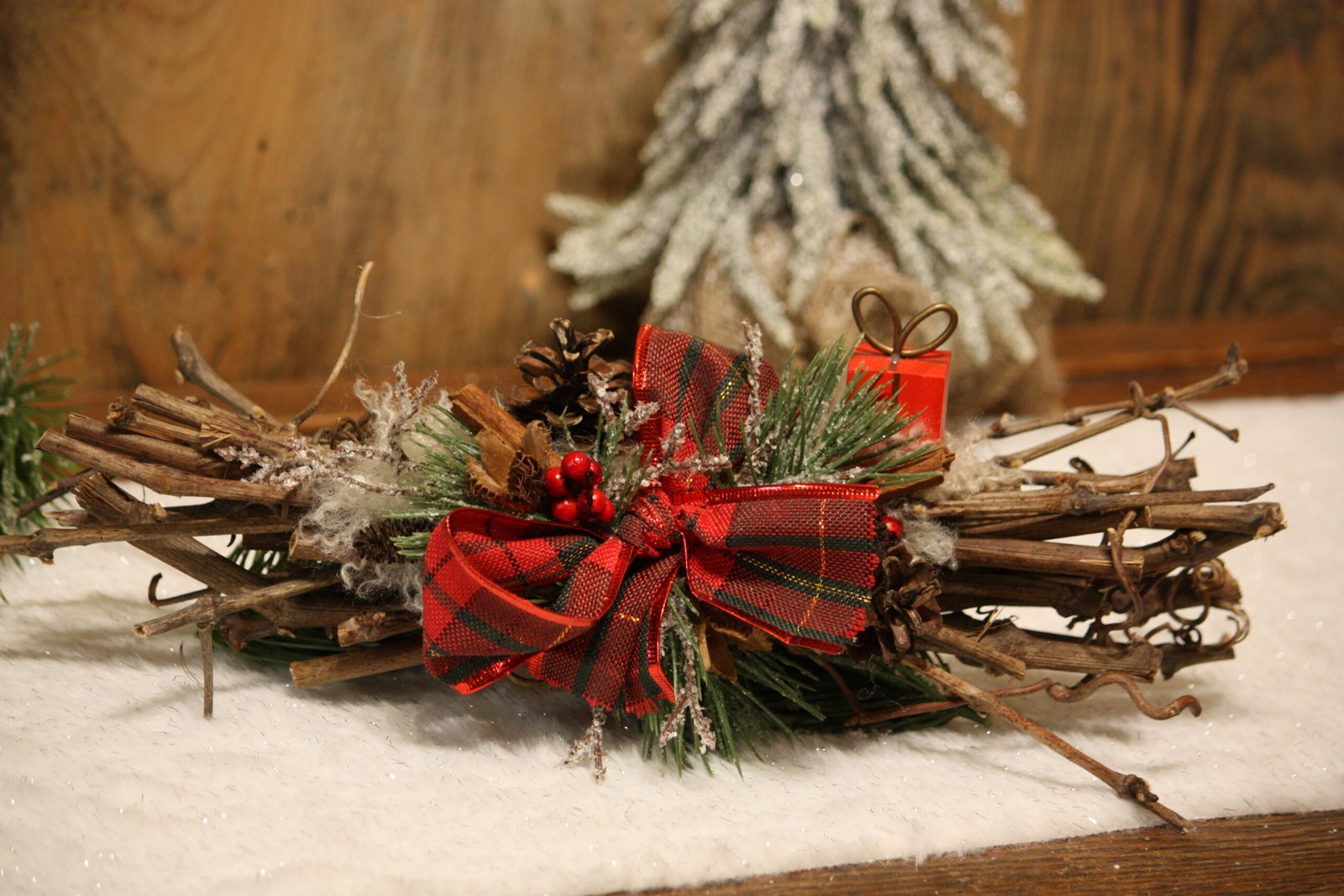 Arrangement de Noël - Le petit fagot avec son paquet cadeau rouge