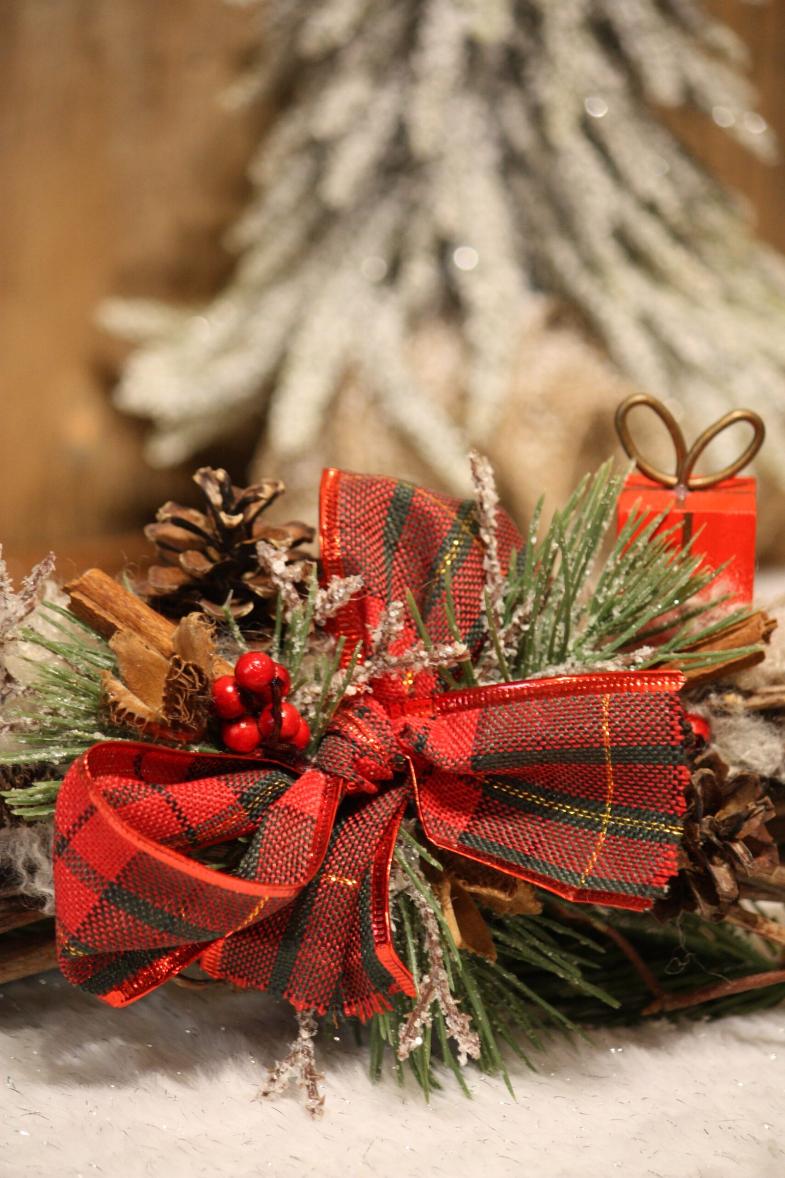 Arrangement de Noël - Le petit fagot avec son paquet cadeau rouge – Image 2