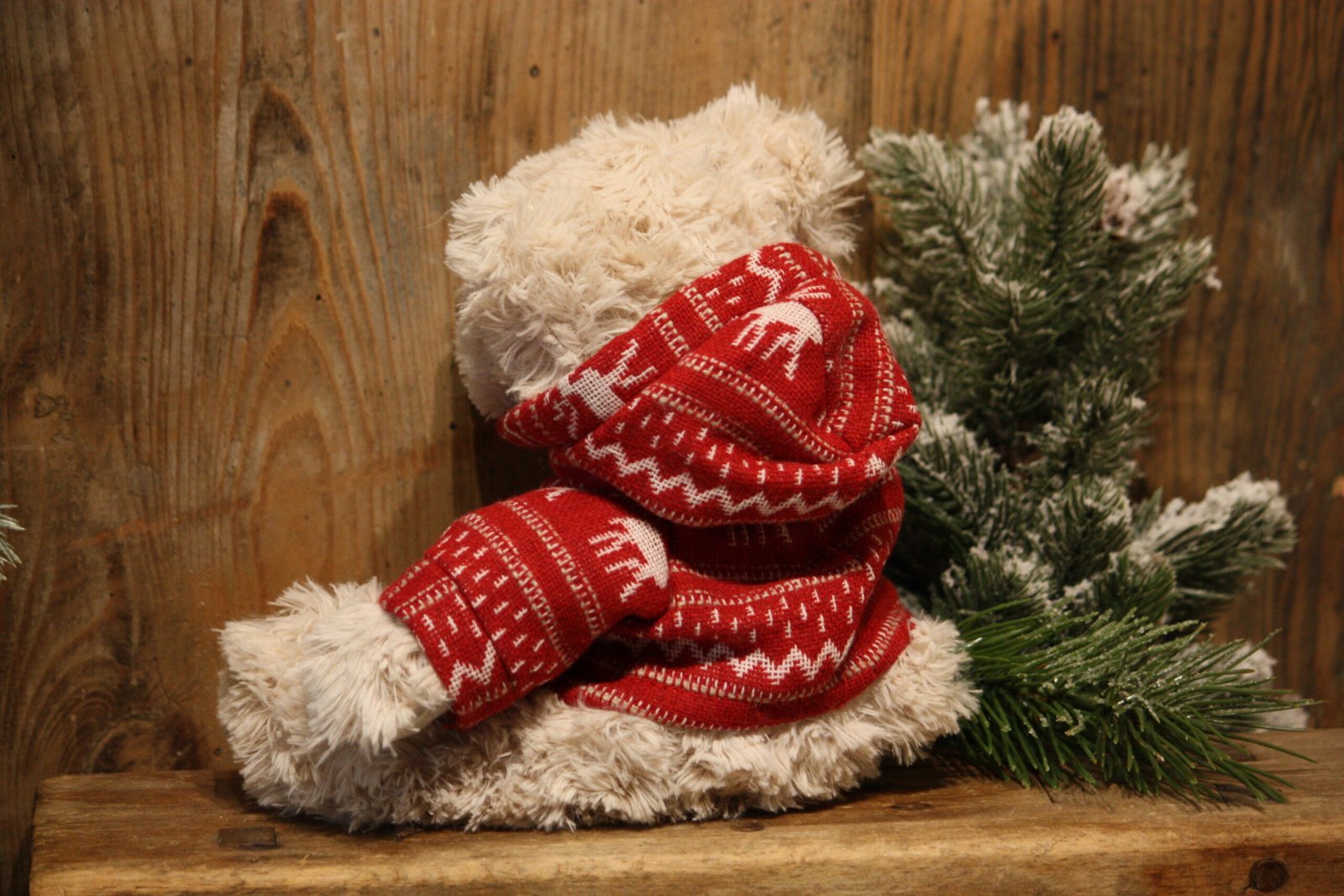 Peluche décorative - Le petit nounours avec son petit pull à capuche – Image 2