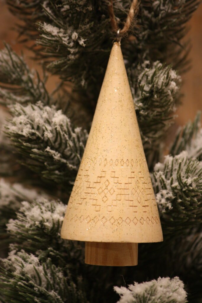 Suspension de noël – Le sapin pailleté en bois à suspendre