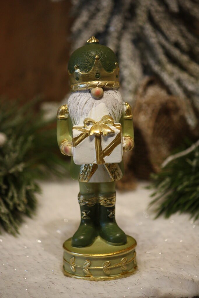 Personnage de Noël – Le soldat Casse-noisette vert et son paquet cadeau