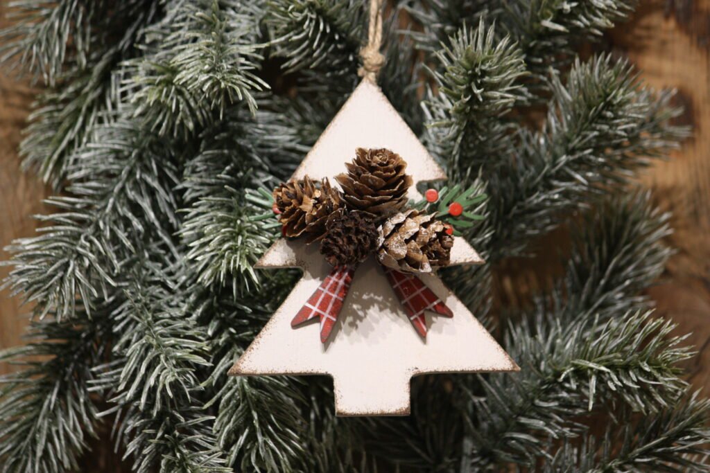 Suspension de noël – Sapin et pommes de pin