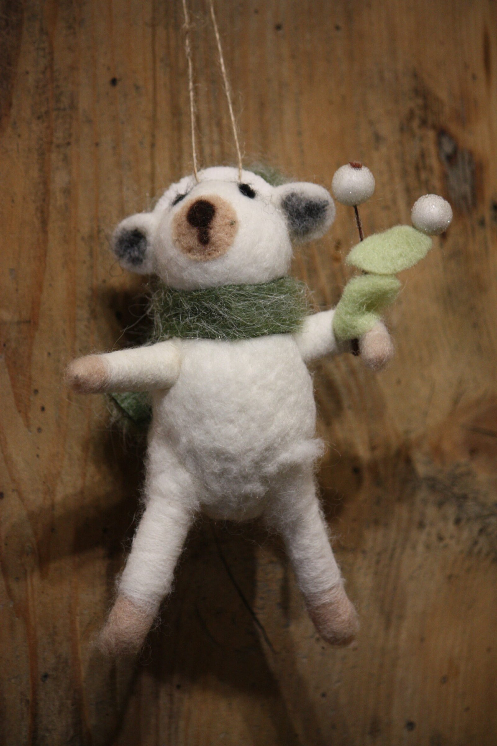 Personnage de Noël - Un petit ours polaire blanc en feutre à suspendre – Image 2