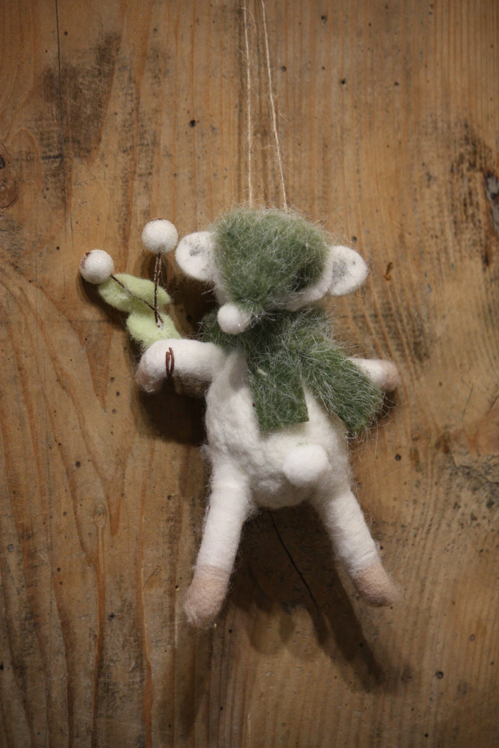 Personnage de Noël - Un petit ours polaire blanc en feutre à suspendre – Image 3