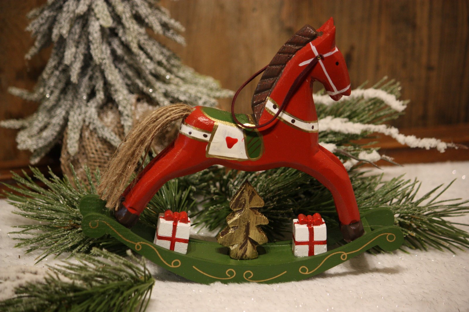 Personnage de Noël - Le cheval rouge à bascule avec ses paquets cadeaux de Noël