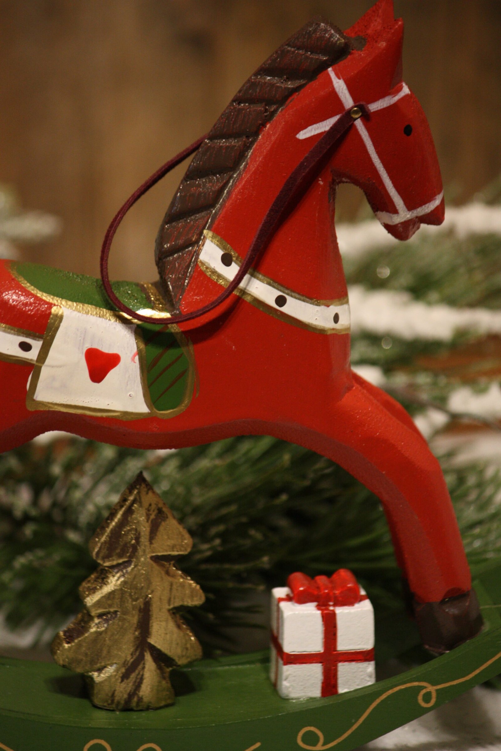 Personnage de Noël - Le cheval rouge à bascule avec ses paquets cadeaux de Noël – Image 2