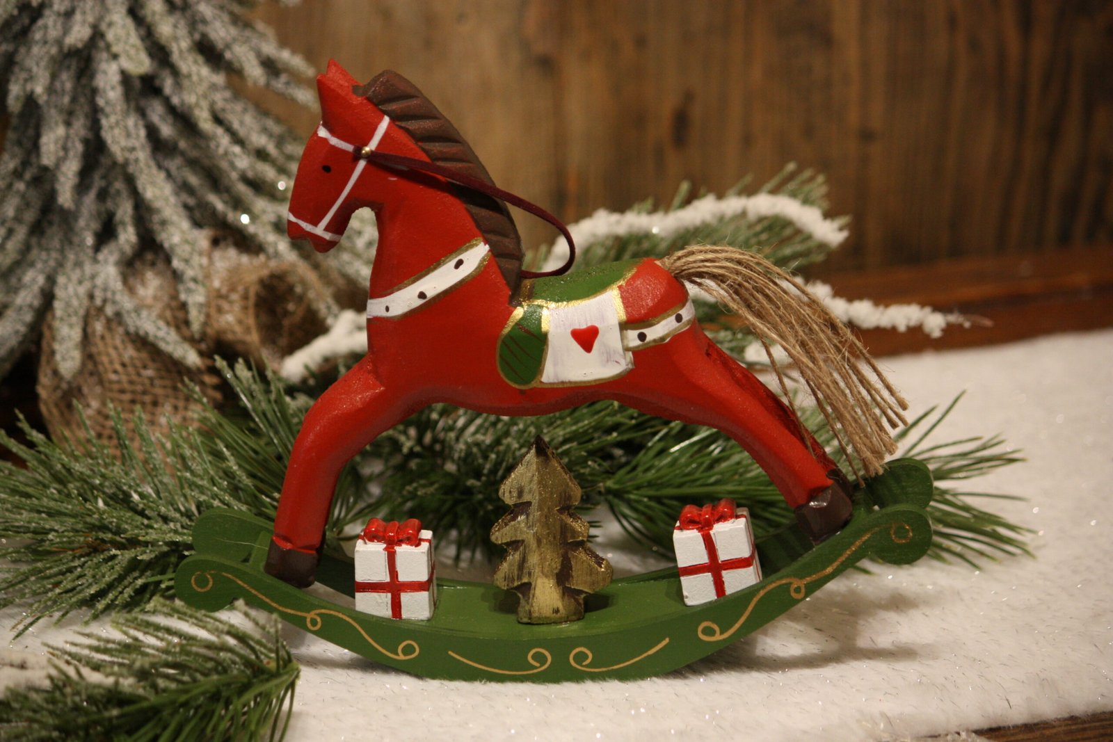 Personnage de Noël - Le cheval rouge à bascule avec ses paquets cadeaux de Noël – Image 3