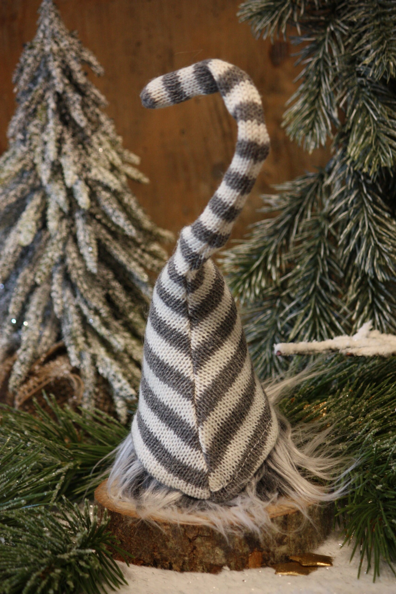 Lutin - Le lutin au long bonnet gris et blanc – Image 2