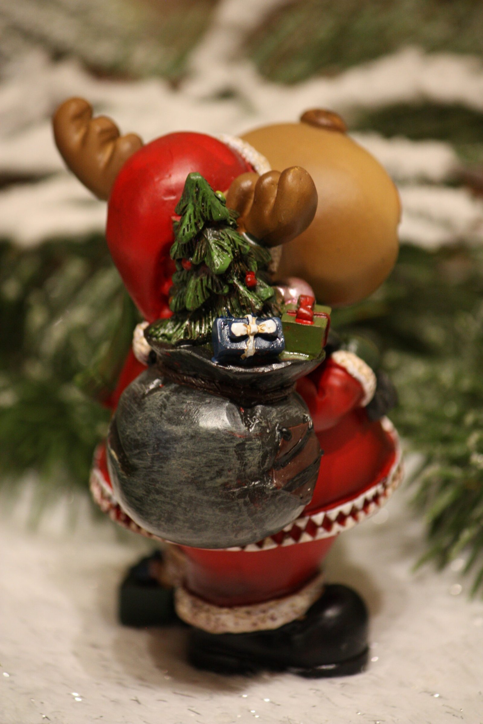 Personnage de Noël - Le petit élan avec son sac de cadeaux – Image 3