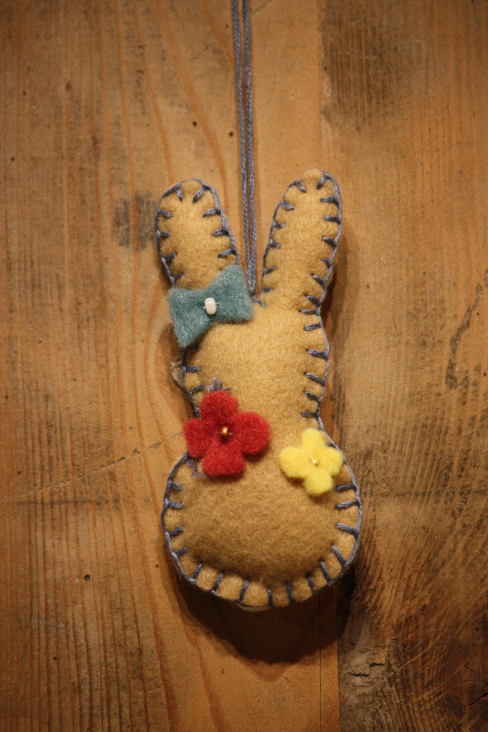 Suspension de Pâques - Lapin de Pâques en feutrine couleur taupe décoré de fleurs - 4