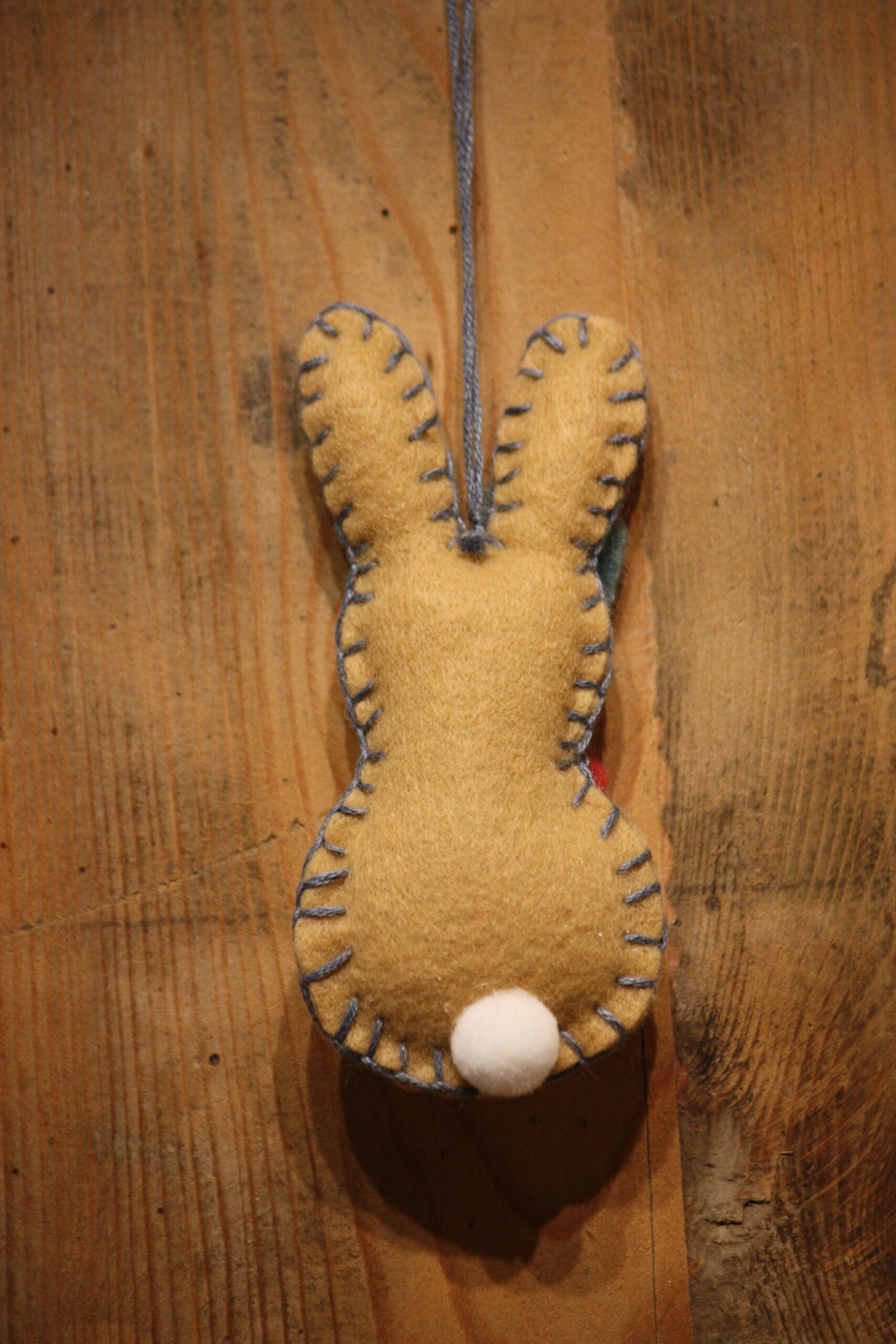 Suspension de Pâques - Lapin de Pâques en feutrine couleur taupe décoré de fleurs - 4 – Image 3