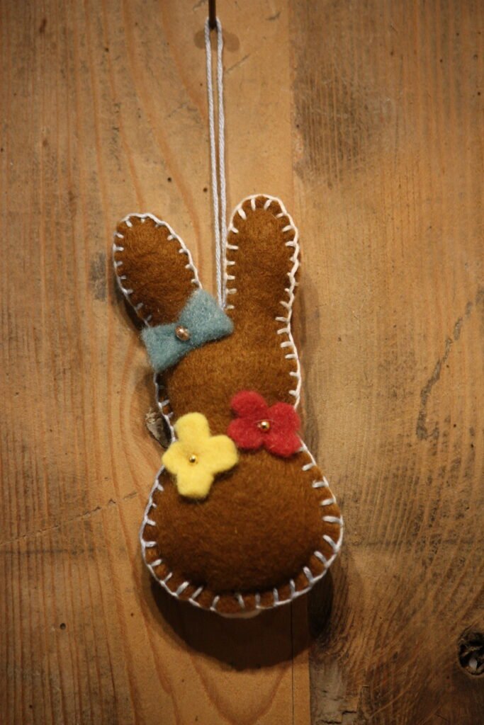 Suspension de Pâques – Lapin de Pâques en feutrine marron décoré de fleurs – 5
