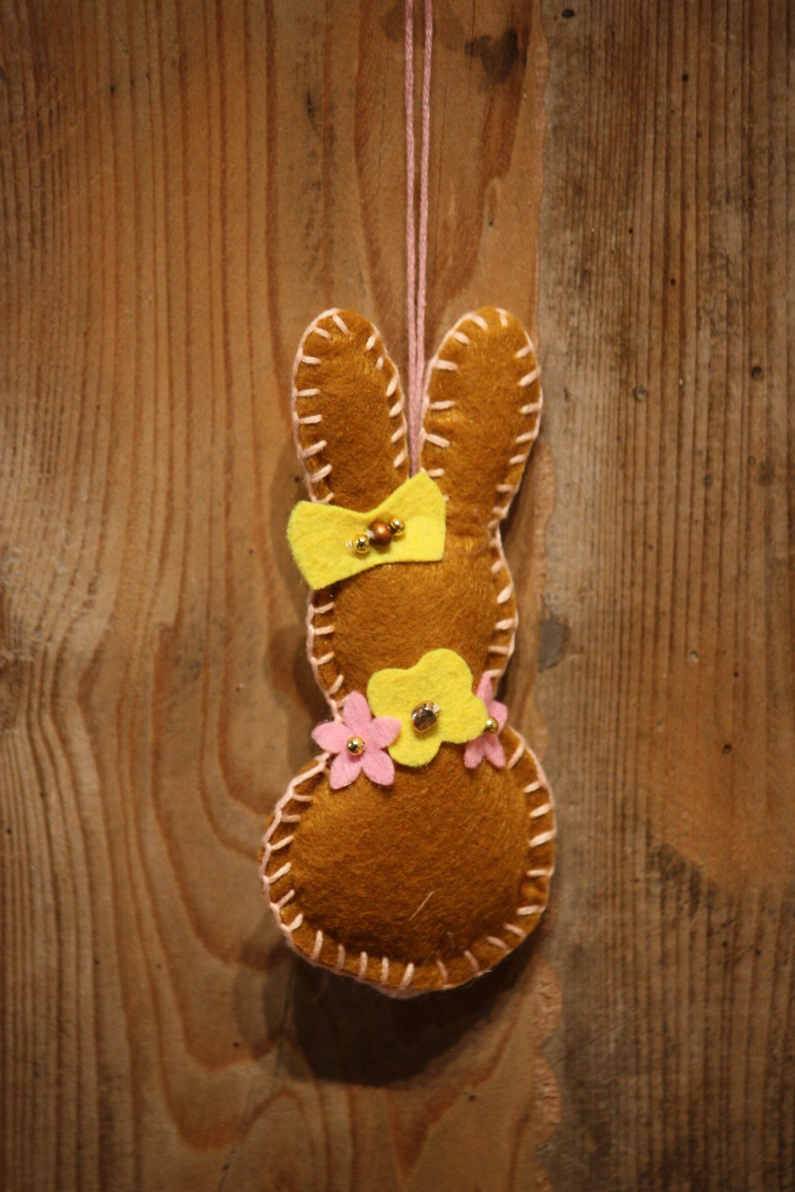 Suspension de Pâques - Lapin de Pâques en feutrine moutarde décoré de fleurs - 3